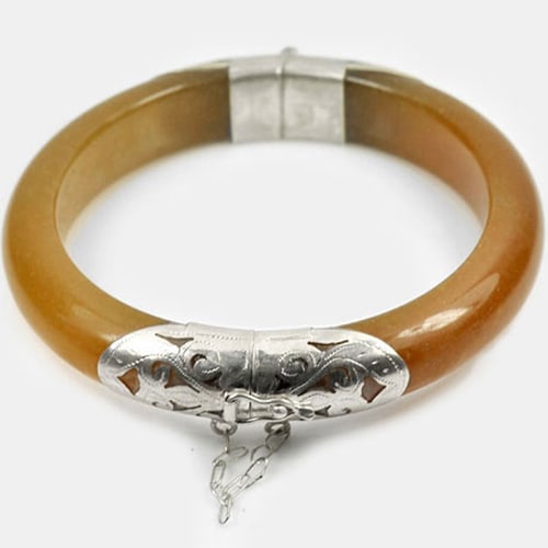 Natural Honey Bangle Jade 287.59 Ct. with Silver Jewelry Diameter 62 Mm.: Product ID: 819814144 Product Name: Natural Jade Weight: 287.59 CT. Size: 80 x 62 x 13 MM. Shape: Round Color: Brown Clarity:Opaque Luster: Good Gems Origin: Thailand Treatment: Unheated Crystal Struc