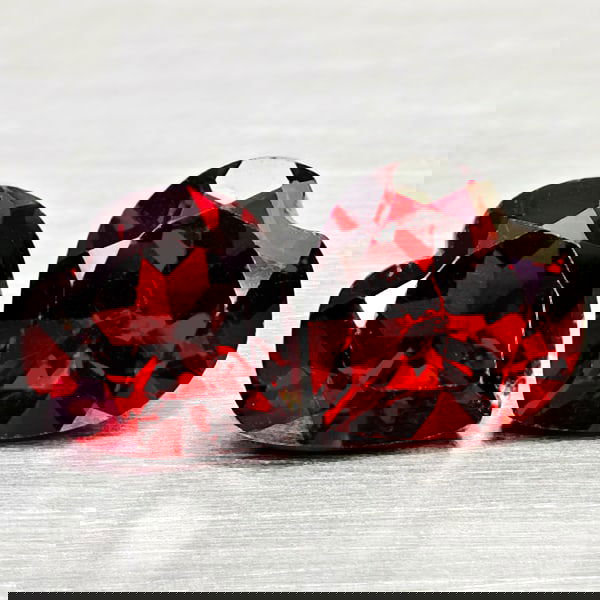 Natural Orangish Red Garnet 2.82 Ct. 2 Pcs Heart Shape 7 x 6.9 MM Gemstones From Tanzania: Product ID: 802936614 Product Name: Natural Red Garnet Weight: 2.82 CT. Size: 7 x 6.9 x 4 MM. Shape: Heart Shape Color: Orangish Red Clarity:VSI Luster: Good Gems Origin: Tanzania Treatment: Unheated