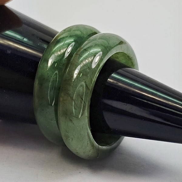 Natural Green Jade Rings 33.55 Ct. 2 Pcs Round Size 7: Product ID: 818102649 Product Name: Natural Gemstones Weight: 33.55 CT. Size: 24 x 17 x 4 MM. Shape: Round Cabochon Color: Green White Clarity:Opaque Luster: None Gems Origin: Burma Treatment: Unheate