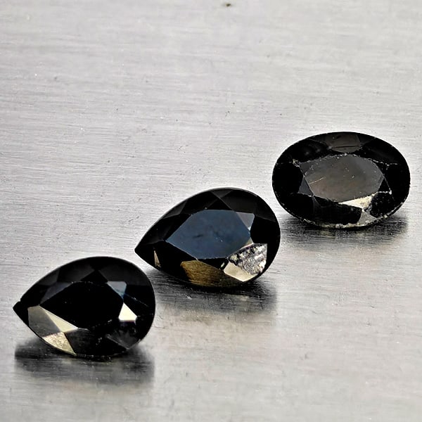 Natural Black Spinel 2.71 Ct. 3 Pcs Mixed Shape Gemstone from Thailand: Product ID: 806609917 Product Name: Natural Spinel Weight: 2.71 CT. Size: 7.2 x 5.2 x 3.2 MM. Shape: Mixed Shape Color: Black Clarity:Opaque Luster: Good Gems Origin: Thailand Treatment: Unheated Crys
