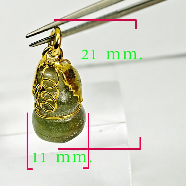 Natural Green Jade 19.34 Ct. Calabash Pendant Size 22 x 11 Mm. Gemstone: Product ID: 819814416 Product Name: Natural Jade Weight: 19.34 CT. Size: 21 x 11 MM. Shape: Calabash Color: Multi-Color Clarity:Opaque Luster: Good Gems Origin: Thailand Treatment: Unheated Crystal St