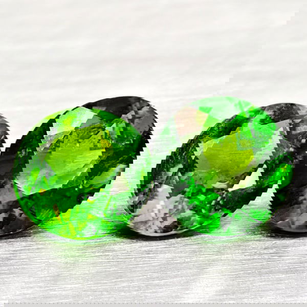 Natural Green Chrome Diopside 0.97 Ct. 2 Pcs Round Shape 5 Mm Gemstones From Russia: Product ID: 801608034 Product Name: Natural Chrome Diopside Weight: 0.97 CT. Size: 5 x 5 x 3.1 MM. Shape: Round Color: Green Clarity:VSI - SI1 Luster: Very Good Gems Origin: Russia Treatment: Unheated