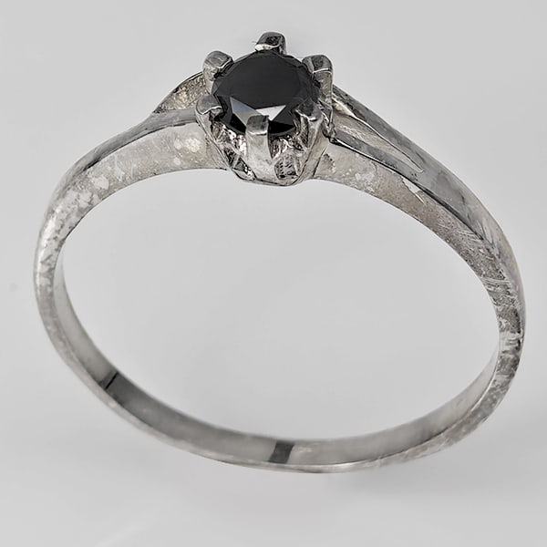 925 Sterling Silver Ring Jewelry 1.14 Grams With Natural Diamond 0.19 Ct. Size 5 (1 of 3)