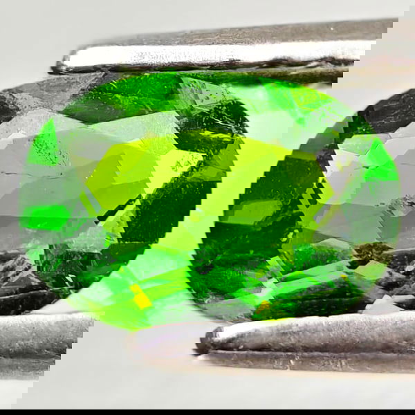 Natural Green Chrome Diopside 0.73 Ct. Oval Shape 7.1 x 5 Mm Gemstone From Russia (1 of 3)