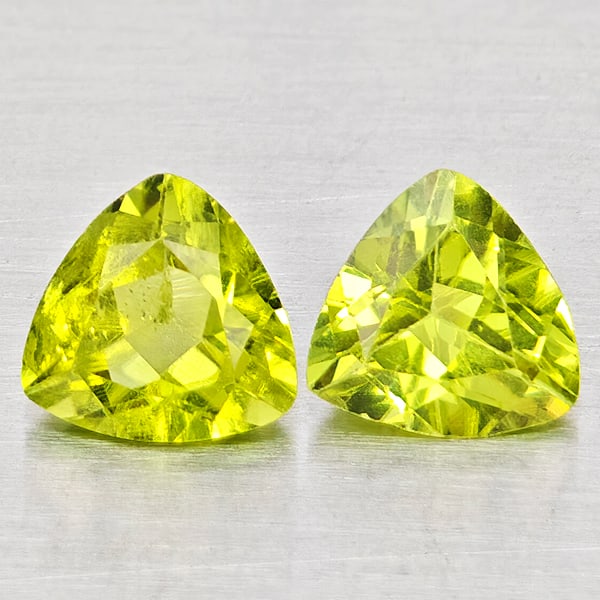 Natural Green Peridot 1.58 Ct. 2 Pcs Trilliant Shape 6 Mm Gemstone from Pakistan: Product ID: 805317572 Product Name: Natural Peridot Weight: 1.58 CT. Size: 6 x 6 x 3.4 MM. Shape: Trilliant Color: Green Clarity:SI1 Luster: Good Gems Origin: Pakistan Treatment: Unheated Crystal Stru