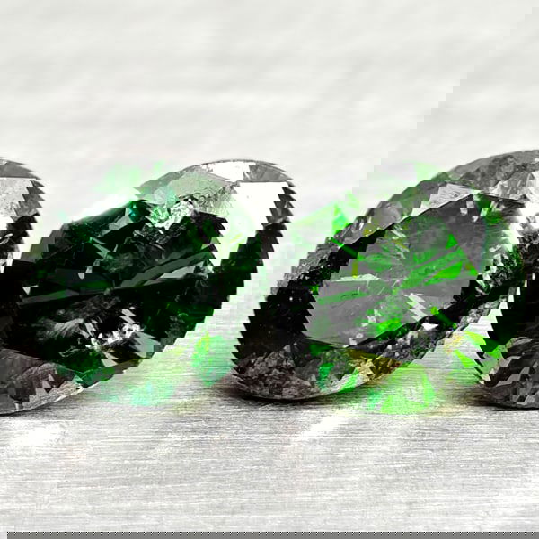 Natural Green Loose Diamond 0.43 Ct. 2 Pcs Round Diamond Cut 3.8 Mm: Product ID: 502100276 Product Name: Natural Natural Diamond Weight: 0.43 CT. Size: 3.8 x 3.8 x 2.5 MM. Shape: Round Diamond Cut Color: Green Clarity:SI1 Luster: Good Gems Origin: Belgium Treatment: Tr