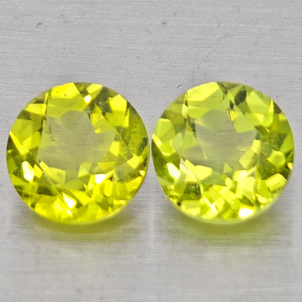 Natural Green Peridot 1.67 Ct. 2 Pcs Round Shape 5.9 Mm Gemstones from Pakistan (1 of 3)