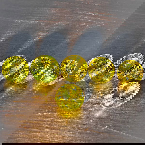 Natural Greenish Yellow Titanium Sphene Rainbow Spark 1.80 Ct. 6 Pcs Round Shape 3.9 Mm Gemstones: Product ID: 806509324 Product Name: Natural Sphene Weight: 1.80 CT. Size: 3.9 x 3.9 x 2.7 MM. Shape: Round Shape Color: Greenish Yellow Titanium Ranibow Spark Clarity:SI1 Luster: Good Gems Origin: Mad