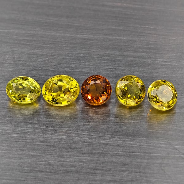 Natural Greenish Yellow Titanium Sphene Rainbow Spark 1.18 Ct. 5 Pcs Round Shape 3.3 Mm Gemstones: Product ID: 806509328 Product Name: Natural Sphene Weight: 1.18 CT. Size: 3.3 x 3.3 x 2.3 MM. Shape: Round Shape Color: Greenish Yellow Titanium Ranibow Spark Clarity:SI1 Luster: Good Gems Origin: Mad