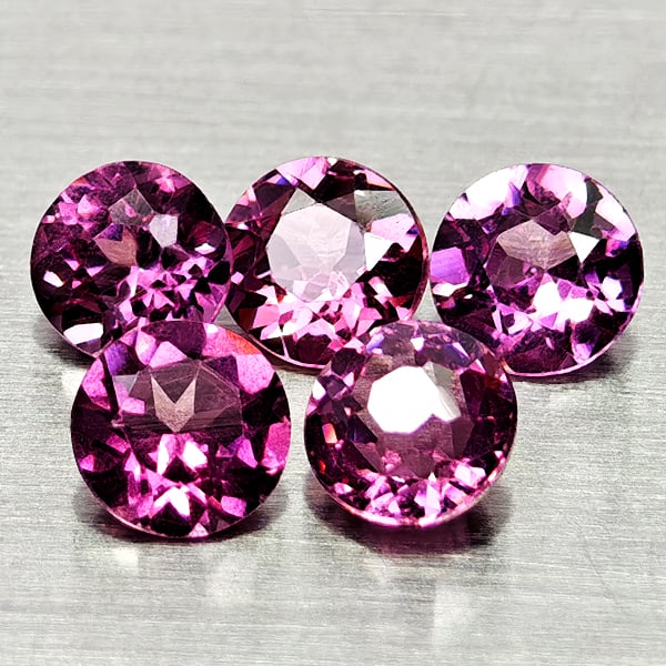 Natural Purplish Pink Rhodolite Garnet 1.49 Ct. 5 Pcs Round Shape 4 Mm Gemstones From Madagascar: Product ID: 802936820 Product Name: Natural Rhodolite Weight: 1.49 CT. Size: 4 x 4 x 2.4 MM. Shape: Round Color: Purplish Pink Clarity:VSI Luster: Good Gems Origin: Madagascar Treatment: Unheated
