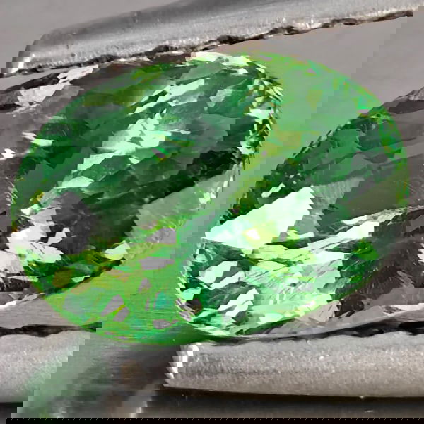 Natural Green Apatite 0.88 Ct. Oval Shape 6.9 x 4.9 Mm Gemstone From Tanzania (1 of 3)