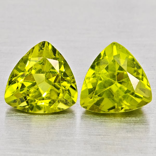 Natural Green Peridot 1.82Ct. 2 Pcs Trilliant Shape 6 Mm Gemstone from Pakistan: Product ID: 805317557 Product Name: Natural Peridot Weight: 1.82 CT. Size: 6 x 6 x 3.9 MM. Shape: Trilliant Color: Green Clarity:SI1 Luster: Good Gems Origin: Pakistan Treatment: Unheated Crystal Stru