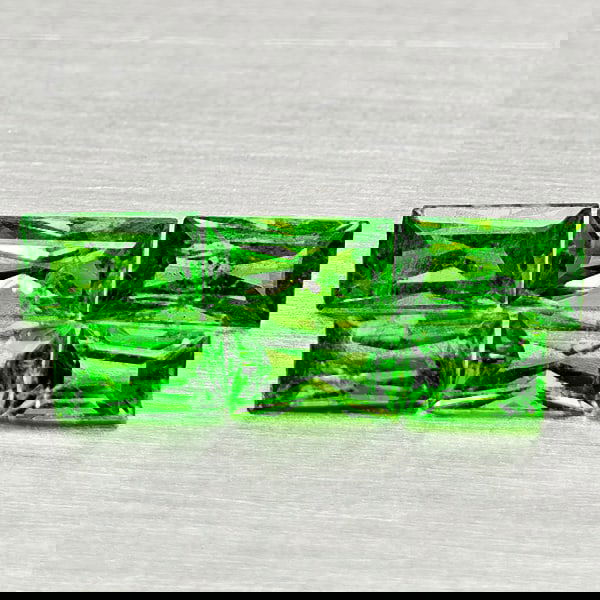 Natural Green Tsavorite Garnet 0.78 Ct. 6 Pcs Baguette Shape Gemstones From Tanzania: Product ID: 803005046 Product Name: Natural Tsavorite Weight: 0.78 CT. Size: 3 x 2 x 1.5 to 4.1 x 2.3 x 1.7 MM. Shape: Baguette Color: Green Clarity:SI1 Luster: Good Gems Origin: Tanzania Treatment: U