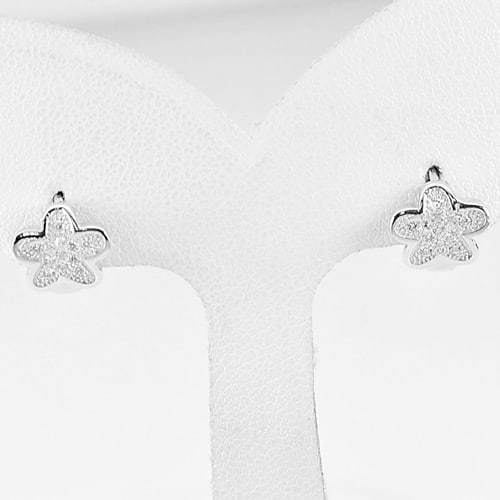 925 Sterling Silver Huggie Earrings Jewelry Flower Design 2.35 G. 1 Pair: Product ID: 280520101 Product Type: 925 Sterling Silver Fine Jewelry Jewelry Weight: 2.35 Grams. Gemstones Color: Silver Metal: Solid Silver 92.5%. Gemstone Detail: Average Range 2.35 - 2.42 Grams Per