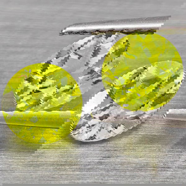 Natural Green Peridot 1.25 Ct. 2 Pcs. Round Shape 5.2 Mm. Gemstones from Pakistan: Product ID: 805317593 Product Name: Natural Peridot Weight: 1.25 CT. Size: 5.2 x 5.2 x 3.4 MM. Shape: Round Color: Green Clarity:VSI Luster: Very Good Gems Origin: Pakistan Treatment: Unheated Crystal