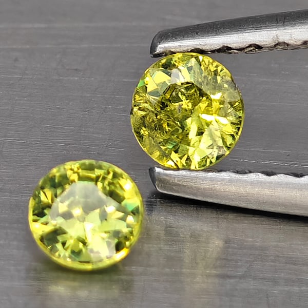 Natural Green Demantiod Garnet 0.36 Ct. 2 Pcs Round Diamond Cut 3.5 Mm Gemstones From Madagascar: Product ID: 802937773 Product Name: Natural Demantoid Weight: 0.36 CT. Size: 3.5 x 3.5 x 2.2 MM. Shape: Round Diamond Cut Color: Green Clarity:SI1 Luster: Good Gems Origin: Madagascar Treatment: Unhea
