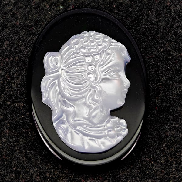 Natural White Sea Shell 5.82 Ct. Woman Carving Cameo on Onyx 12.8 x 7.9 Mm Gemstone From Thailand: Product ID: 805206420 Product Type: 925 Sterling Silver Fine Jewelry Jewelry Weight: 5.82 Grams. Gemstones Color: White Metal: Solid Silver 92.5%. Gemstone Detail: Sea Shell At Your Service: At Treasu