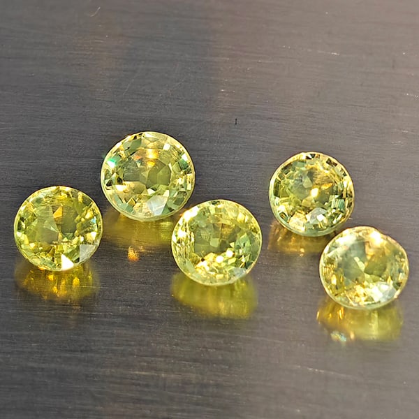 Natural Greenish Yellow Titanium Sphene Rainbow Spark 1.74 Ct. 5 Pcs Round Shape 4.2 Mm Gemstones: Product ID: 806509390 Product Name: Natural Sphene Weight: 1.74 CT. Size: 4.2 x 4.2 x 2.5 MM. Shape: Round Color: Greenish Yellow Clarity:SI1 Luster: Good Gems Origin: Madagascar Treatment: Unheated C