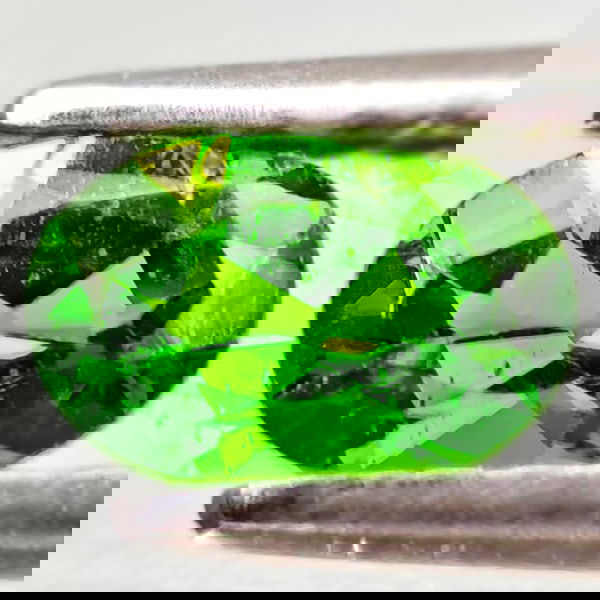 Natural Green Chrome Diopside 0.45 Ct. Oval Shape 6 x 4 Mm Gemstone From Russia (1 of 3)