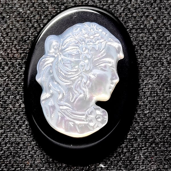 Natural White Sea Shell 6.34 Ct. Woman Carving Cameo on Onyx 13 x 7.8 Mm Gemstone from Thailand: Product ID: 805206414 Product Type: 925 Sterling Silver Fine Jewelry Jewelry Weight: 6.34 Grams. Gemstones Color: White Metal: Solid Silver 92.5%. Gemstone Detail: Sea Shell At Your Service: At Treasu