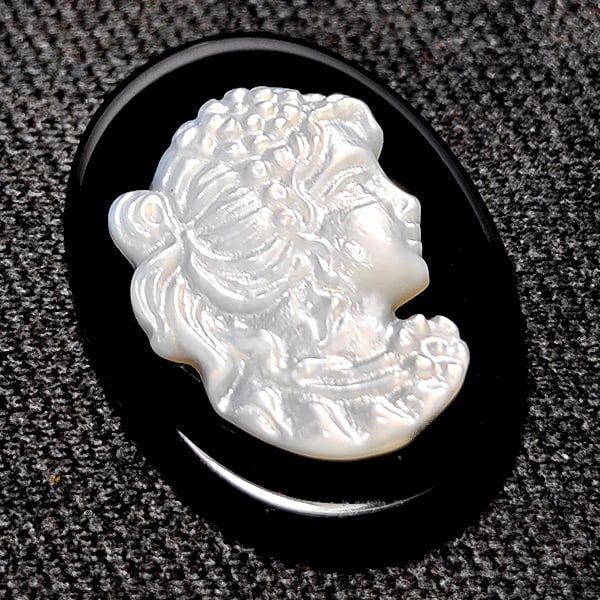 Natural White Sea Shell 6.44 Ct. Woman Carving Cameo on Onyx 18.2 x 13 Mm.: Product ID: 805206413 Product Type: 925 Sterling Silver Fine Jewelry Jewelry Weight: 6.44 Grams. Gemstones Color: White Metal: Solid Silver 92.5%. Gemstone Detail: Sea Shell At Your Service: At Treasu