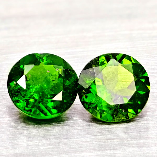 Natural Green Chrome Diopside 0.93 Ct. 2 Pcs Round Shape 4.9 Mm Gemstone From Russia: Product ID: 801608033 Product Name: Natural Chrome Diopside Weight: 0.93 CT. Size: 4.9 x 4.9 x 2.8 MM. Shape: Round Color: Green Clarity:VSI - SI1 Luster: Very Good Gems Origin: Russia Treatment: Unhe