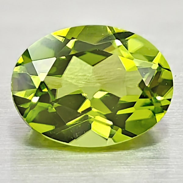 Natural Green Peridot 1.03 Ct. VVS Oval Shape 8 x 6 Mm. Gemstone from Pakistan (1 of 3)