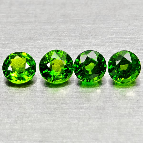Natural Green Chrome Diopside 0.55Ct. 4 Pcs Round Shape 3Mm Gemstone From Russia: Product ID: 801608093 Product Name: Natural Chrome Diopside Weight: 0.55 CT. Size: 3 x 3 x 2.4 MM. Shape: Round Shape Color: Green Clarity:VSI - SI1 Luster: Good Gems Origin: Russia Treatment: Unheate