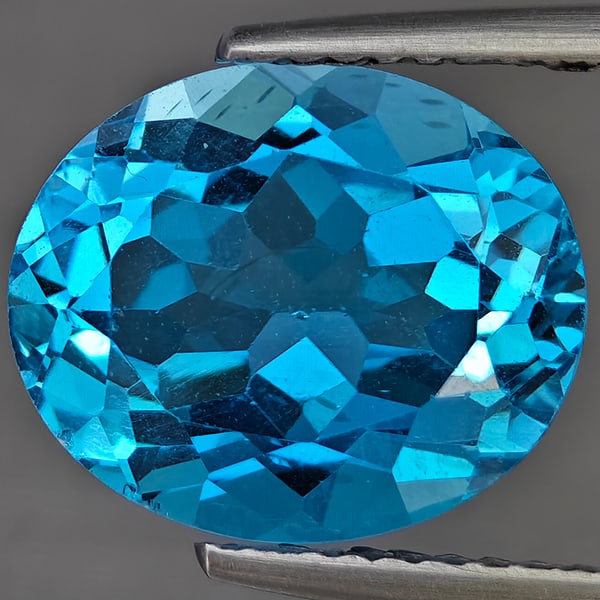 Natural Swiss Blue Topaz 6.12 Ct. Oval Shape 12.2 x 10.3 Mm Gemstone from Brazil: Product ID: 807169031 Product Name: Natural Blue Topaz Weight: 6.12 CT. Size: 12.2 x 10.3 x 6.8 MM. Shape: Oval Shape Color: Swiss Blue Clarity:VSI Luster: Very Good Gems Origin: Brazil Treatment: Tre