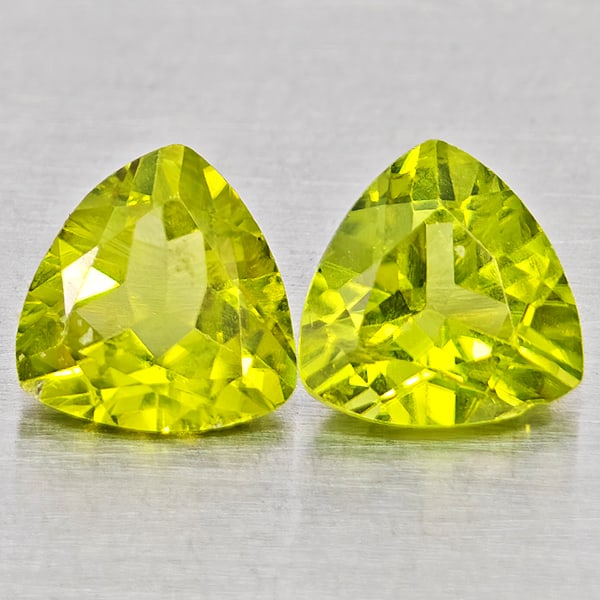 Natural Green Peridot 1.72 Ct. 2 Pcs Trilliant Shape 6.1 Mm Gemstone from Pakistan: Product ID: 805317573 Product Name: Natural Peridot Weight: 1.72 CT. Size: 6.1 x 6.1 x 3.2 MM. Shape: Trilliant Color: Green Clarity:SI1 Luster: Good Gems Origin: Pakistan Treatment: Unheated Crystal