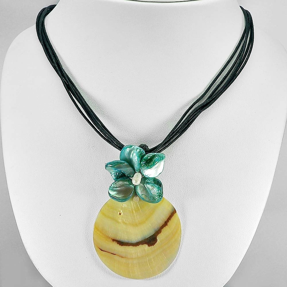 Multi-Color Seashell Necklace Rope Hook Claw Fashion Jewelry 16.5 Inch.: Product ID: 808500115 Product Name: Natural Gift Weight: 24.54 CT. Size: 16.5 Inch.50 x 50 MM. Shape: Shell Color: Multi-Color Clarity:Opaque Luster: Good Gems Origin: Thailand Treatment: Unheated Cry