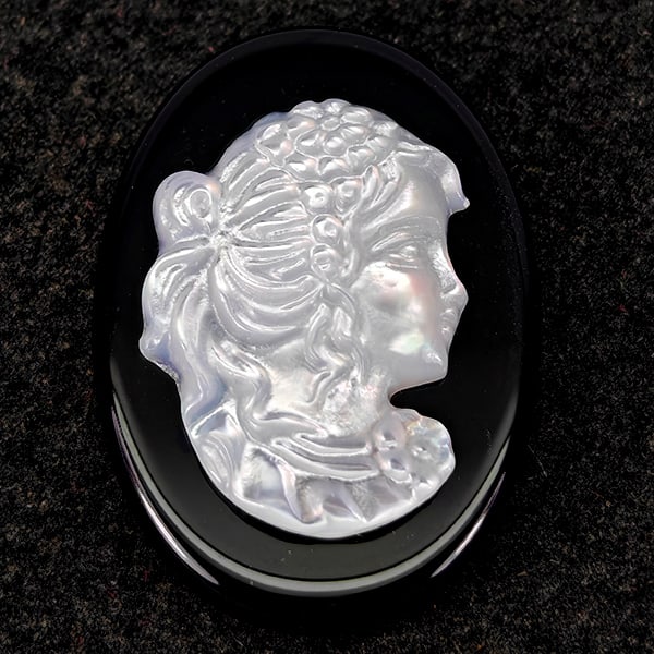 Natural White Sea Shell 6.24 Ct. Woman Carving Cameo on Onyx 12.9 x 8.1 Mm Gemstone from Thailand: Product ID: 805206427 Product Type: 925 Sterling Silver Fine Jewelry Jewelry Weight: 6.24 Grams. Gemstones Color: White Metal: Solid Silver 92.5%. Gemstone Detail: Sea Shell At Your Service: At Treasu