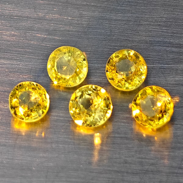 Natural Greenish Yellow Titanium Rainbow Spark Sphene 1.41 Ct. 5 Pcs Round Shape 3.9 Mm Gemstones: Product ID: 806509344 Product Name: Natural Sphene Weight: 1.41 CT. Size: 3.9 x 3.9 x 2.5 MM. Shape: Round Shape Color: Greenish Yellow Titanium Ranibow Spark Clarity:SI1 Luster: Good Gems Origin: Mad