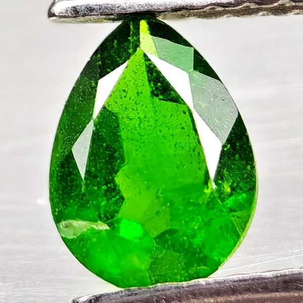 Natural Green Chrome Diopside Gemstones 0.71 Ct. Pear Shape 6.9 x 5.1 Mm: Product ID: 801608213 Product Name: Natural Chrome Diopside Weight: 0.71 CT. Size: 6.9 x 5.1 x 3 MM. Shape: Pear Shape Color: Green Clarity:VSI - SI1 Luster: Good Gems Origin: Russia Treatment: Unheat