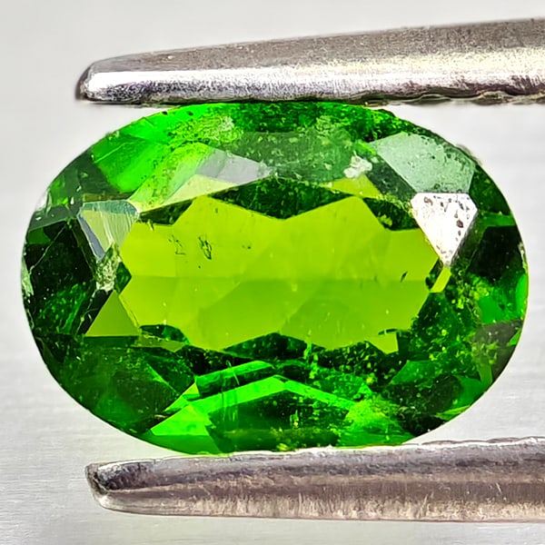 Natural Green Chrome Diopside Gemstones 0.79 Ct. Oval Shape 7 x 5 Mm.: Product ID: 801608144 Product Name: Natural Chrome Diopside Weight: 0.79 CT. Size: 7 x 5 x 2.9 MM. Shape: Oval Color: Green Clarity:VSI - SI1 Luster: Good Gems Origin: Russia Treatment: Unheated Cryst