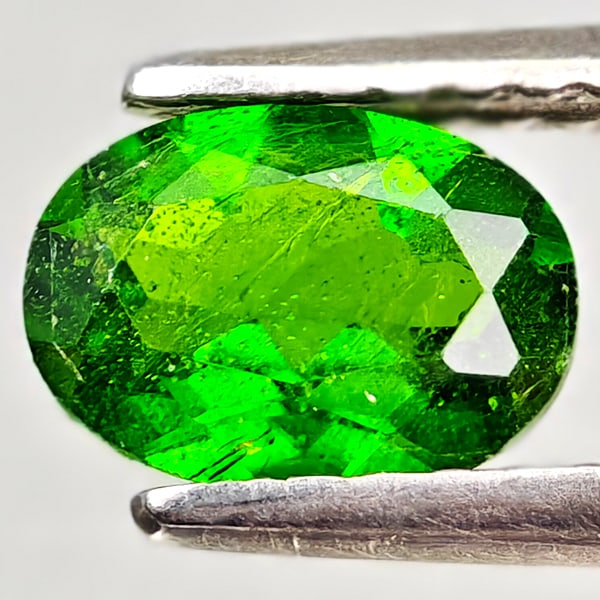 Natural Green Chrome Diopside Gemstones 0.78 Ct. Oval Shape 7.1 x 5.1 Mm.: Product ID: 801608148 Product Name: Natural Chrome Diopside Weight: 0.78 CT. Size: 7.1 x 5.1 x 3 MM. Shape: Oval Color: Green Clarity:VSI - SI1 Luster: Good Gems Origin: Russia Treatment: Unheated Cry