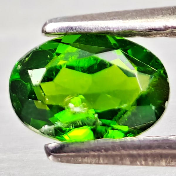 Natural Green Chrome Diopside Gemstones 0.54 Ct. Oval Shape 6 x 4.1 Mm.: Product ID: 801608194 Product Name: Natural Chrome Diopside Weight: 0.54 CT. Size: 6 x 4.1 x 2.8 MM. Shape: Oval Color: Green Clarity:VSI - SI1 Luster: Good Gems Origin: Russia Treatment: Unheated Cry