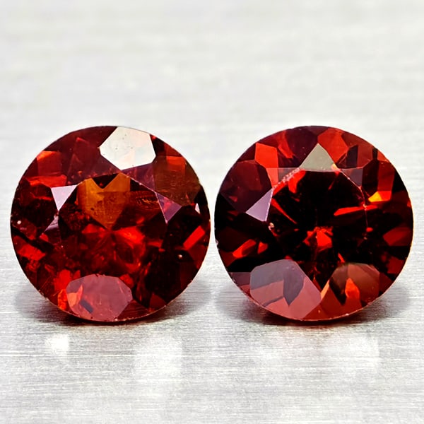 Natural Orangish Red Garnet Gemstones 1.35 Ct. 2 Pcs. Round Shape 5.3 Mm.: Product ID: 802936713 Product Name: Natural Red Garnet Weight: 1.35 CT. Size: 5.3 x 5.3 x 3.5 MM. Shape: Round Shape Color: Orangish Red Clarity:VSI - SI1 Luster: Good Gems Origin: Tanzania Treatment: