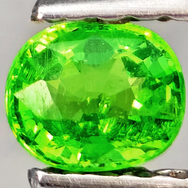 Natural Green Tsavorite Garnet Gemstones 0.38 Ct. Oval Shape 4.3 x 3.6 Mm. (1 of 3)