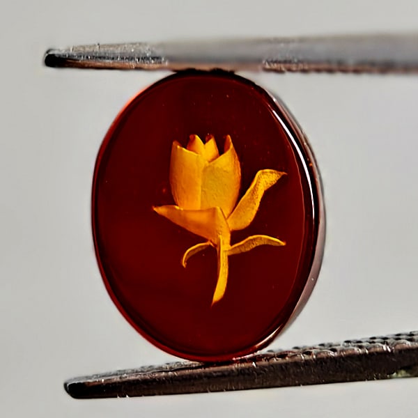Flower Carving In Natural Brown Yellow Amber Gemstones 0.57 Ct.: Product ID: 819090986 Product Name: Natural Amber Weight: 0.57 CT. Size: 9.8 x 7.8 x 1.9 MM. Shape: Oval Cabochon Color: Brown Yellow Clarity:Semi - Transparent Luster: Good Gems Origin: Poland Treatm