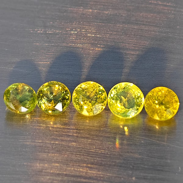 Natural Greenish Yellow Titanium Sphene Gemstones Rainbow Spark 1.87 Ct. 5 Pcs Round Shape 4.1 Mm.: Product ID: 806509323 Product Name: Natural Sphene Weight: 1.87 CT. Size: 4.1 x 4.1 x 2.3 MM. Shape: Round Shape Color: Greenish Yellow Titanium Ranibow Spark Clarity:SI1 Luster: Good Gems Origin: Mad