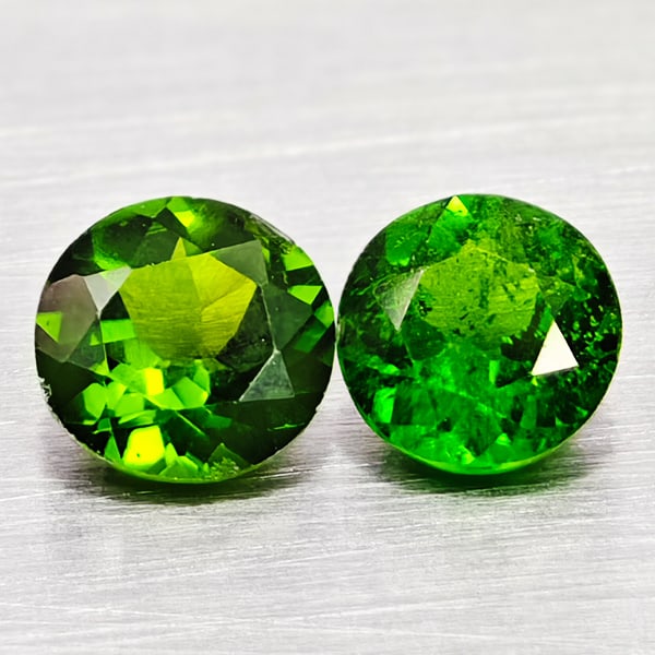 Natural Green Chrome Diopside Gemstones 1.05 Ct. 2 Pcs Round Shape Mixed Size: Product ID: 801608020 Product Name: Natural Chrome Diopside Weight: 1.05 CT. Size: 5.2 x 5.2 x 3 to 5.1 x 5.1 x 3 MM. Shape: Round Color: Green Clarity:VSI - SI1 Luster: Very Good Gems Origin: Russia 