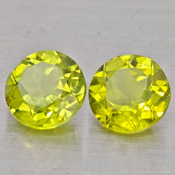 Natural Green Peridot Gemstones 1.63 Ct. 2 Pcs Round Shape 5.9 Mm.: Product ID: 805317499 Product Name: Natural Rhodolite Weight: 1.63 CT. Size: 5.9 x 5.9 x 3.2 MM. Shape: Round Color: Green Clarity:VSI Luster: Good Gems Origin: Pakistan Treatment: Unheated Crystal St