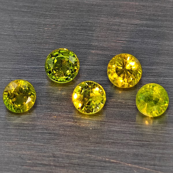 Natural Greenish Yellow Titanium Sphene Rainbow Spark 1.08 Ct. 5 Pcs. Round Shape 3.5 Mm.: Product ID: 806509322 Product Name: Natural Sphene Weight: 1.08 CT. Size: 3.5 x 3.5 x 2.5 MM. Shape: Round Shape Color: Greenish Yellow Titanium Ranibow Spark Clarity:SI1 Luster: Good Gems Origin: Mad