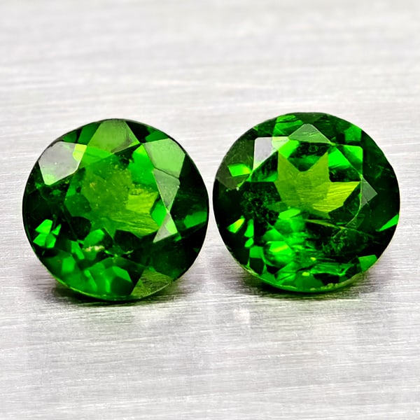 Natural Green Chrome Diopside Gemstones 1.10 Ct. 2 Pcs. Round Shape 5 Mm.: Product ID: 801608039 Product Name: Natural Chrome Diopside Weight: 1.10 CT. Size: 5 x 5 x 3.1 MM. Shape: Round Color: Green Clarity:VSI - SI1 Luster: Very Good Gems Origin: Russia Treatment: Unheated