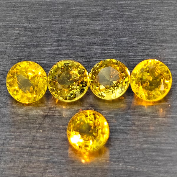 Natural Greenish Yellow Titanium Sphene Gemstones Rainbow Spark 1.46 Ct. 5 Pcs Round Shape 3.9 Mm.: Product ID: 806509348 Product Name: Natural Sphene Weight: 1.46 CT. Size: 3.9 x 3.9 x 2.5 MM. Shape: Round Shape Color: Greenish Yellow Titanium Ranibow Spark Clarity:SI1 Luster: Good Gems Origin: Mad