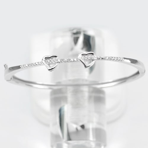 925 Sterling Silver Bangle Jewelry White Gold Plated Diameter 53 Mm.7.64 Grams: Product ID: 280550001 Product Name: Natural Fashion Jewelry Weight: 7.64 CT. Size: 60 / 53 MM. Shape: Bangle Color: Silver Clarity:None Luster: None Gems Origin: Thailand Treatment: None Crystal Struc