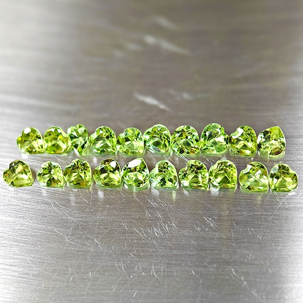Natural Green Peridot Gemstones 4.95 Ct. 20 Pcs. Heart Shape 4.1 x 4 Mm. (1 of 3)