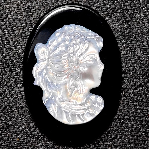Natural White Sea Shell 6.28 Ct. Woman Carving Cameo on Onyx 18 x 12.8 Mm.: Product ID: 805206416 Product Type: 925 Sterling Silver Fine Jewelry Jewelry Weight: 6.28 Grams. Gemstones Color: White Metal: Solid Silver 92.5%. Gemstone Detail: Sea Shell At Your Service: At Treasu