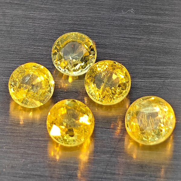 Natural Greenish Yellow Titanium Sphene Gemstones Rainbow Spark 1.88 Ct. 5 Pcs. Round Shape 4.2 Mm.: Product ID: 806509338 Product Name: Natural Sphene Weight: 1.88 CT. Size: 4.2 x 4.2 x 2.8 MM. Shape: Round Shape Color: Greenish Yellow Titanium Ranibow Spark Clarity:SI1 Luster: Good Gems Origin: Mad